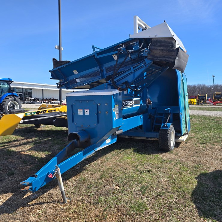 #22529 • 2015 Roto Express Livestock Bedding Processor / Bale Processor
