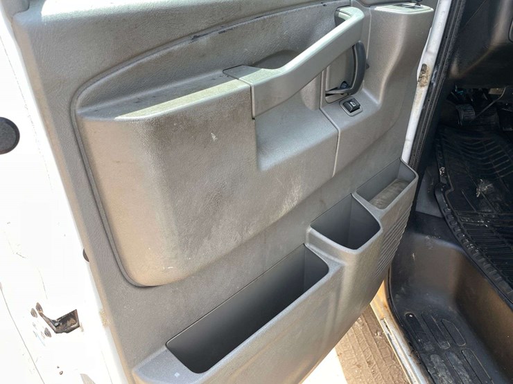 2018-chevrolet-express-2500-image-9