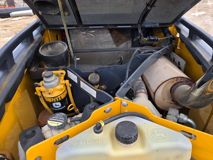 2013-deere-329d-image-28