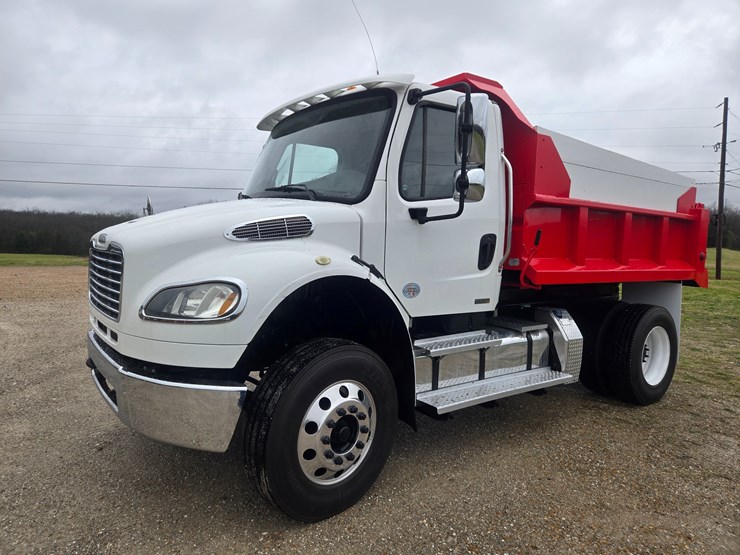 2012-freightliner-m2-106-image-4