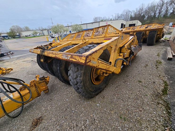 2006-deere-1812c-image-13