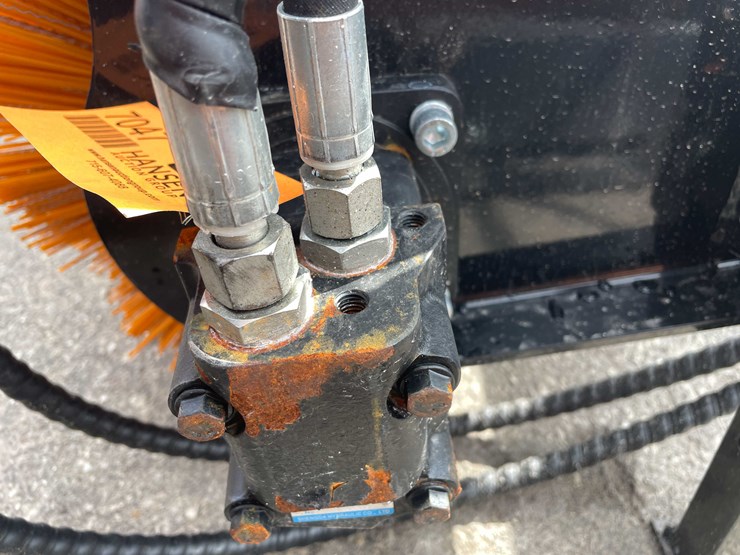 #7047-•-unused-61"-angle-skid-steer-sweeper-broom-(o10)-image-11