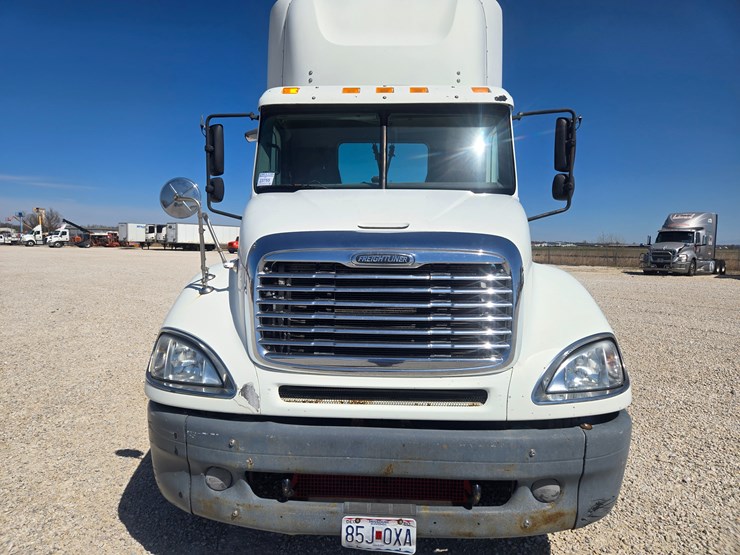 2006-freightliner-columbia-120-image-25