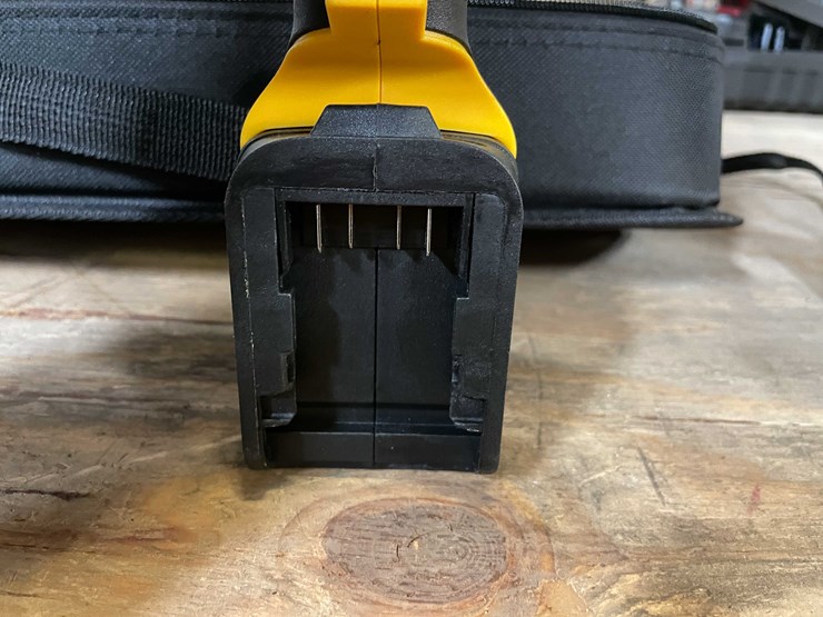 #2432-•-dewalt-style-cordless-ratchet-wrench-with-case-(pr12)-image-7