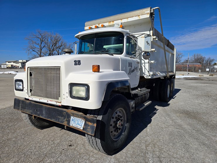 2001-mack-rd688s-image-2