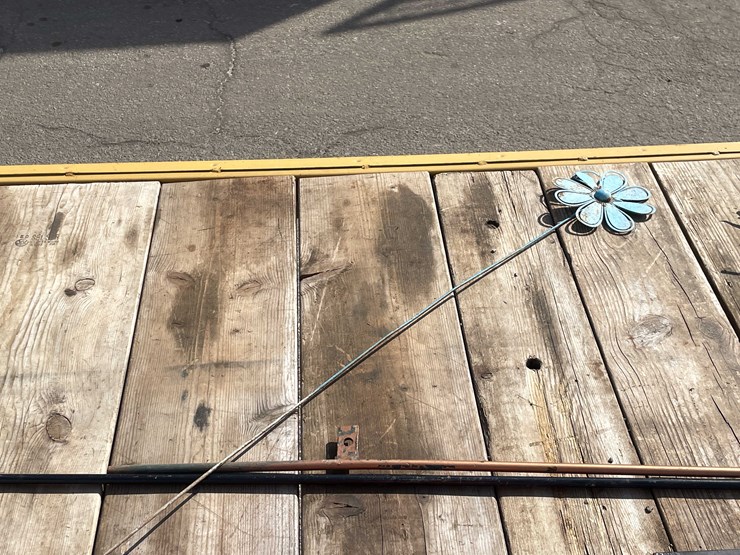 #7026-•-(8)-pieces-yard-art-decorations-(o4)-image-23