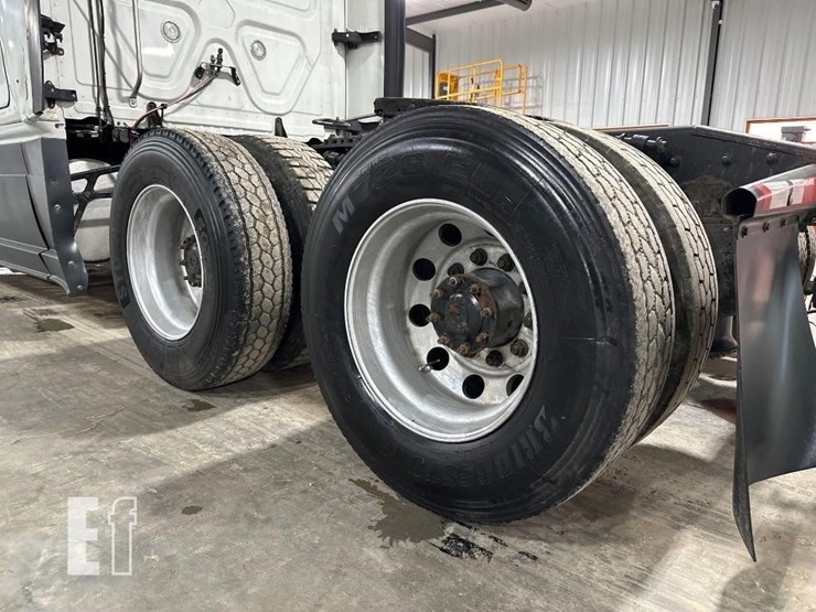 2014-freightliner-cascadia-125-image-34