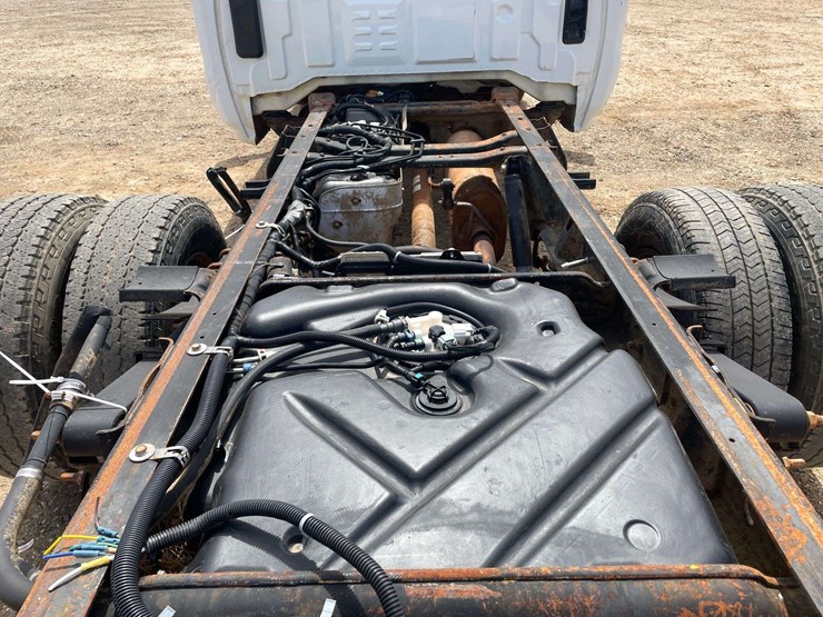 2015-chevrolet-silverado-3500-image-15