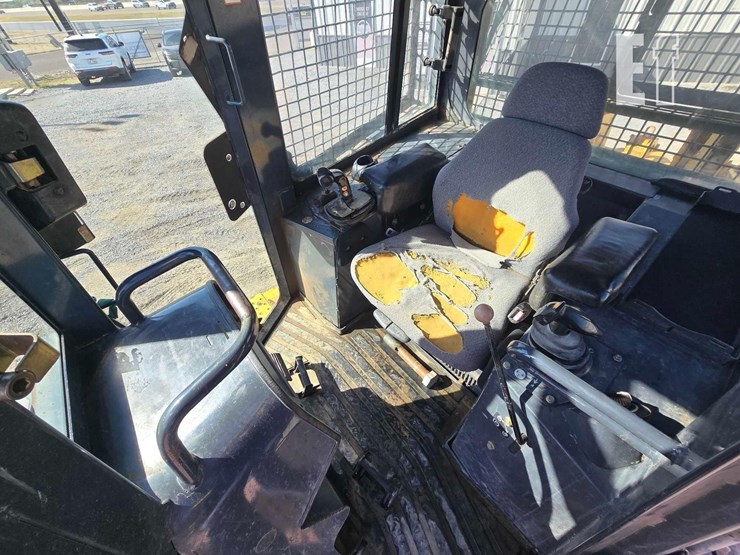 2006-deere-750j-image-16
