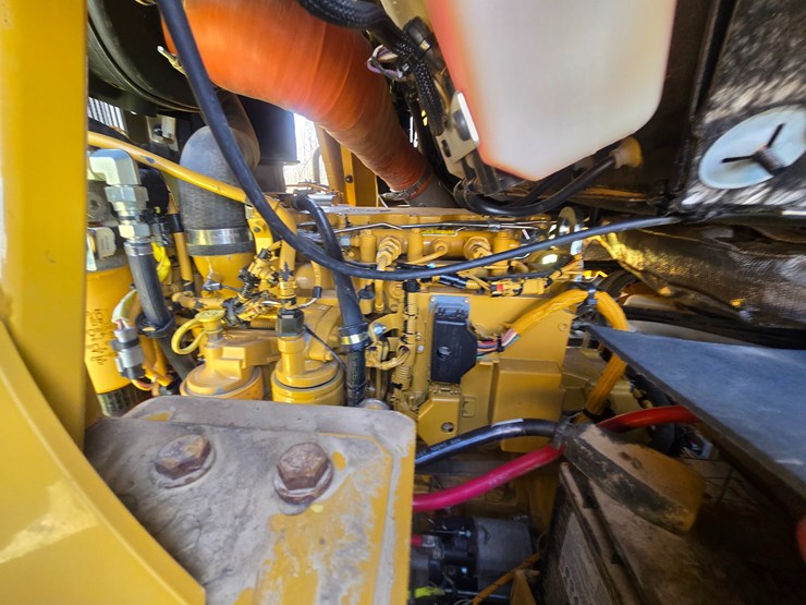 2014-caterpillar-953d-image-44