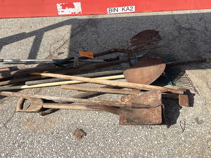 #7025-•-(11)-handled-yard-tools-(o4)-image-8