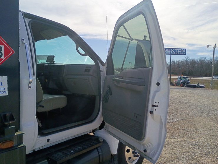 2005-ford-f750-image-42