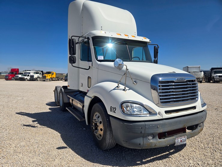 2006-freightliner-columbia-120-image-23