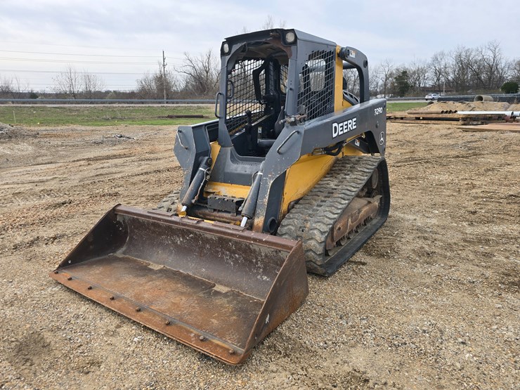 2013-deere-329d-image-1