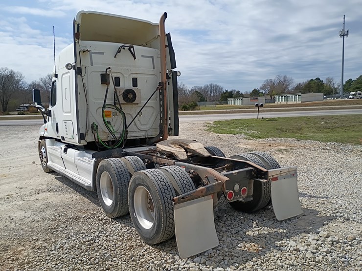 2009-freightliner-cascadia-125-image-5