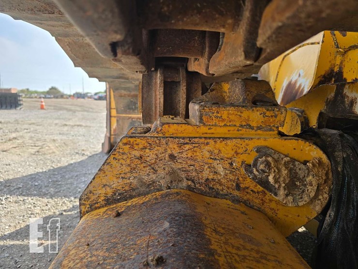 2016-deere-700k-lgp-image-24