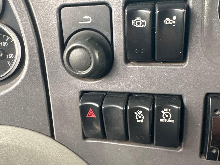 2016-peterbilt-579-image-30