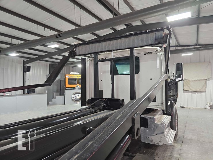 2016-peterbilt-579-image-18