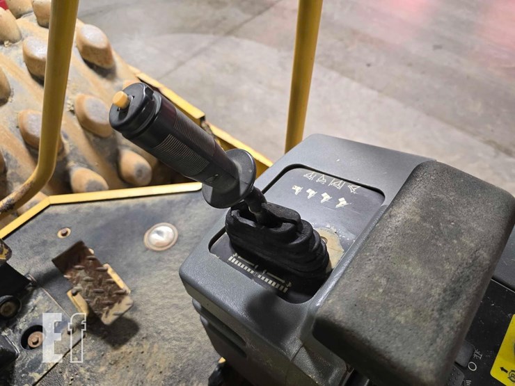 2012-caterpillar-cp56-image-21