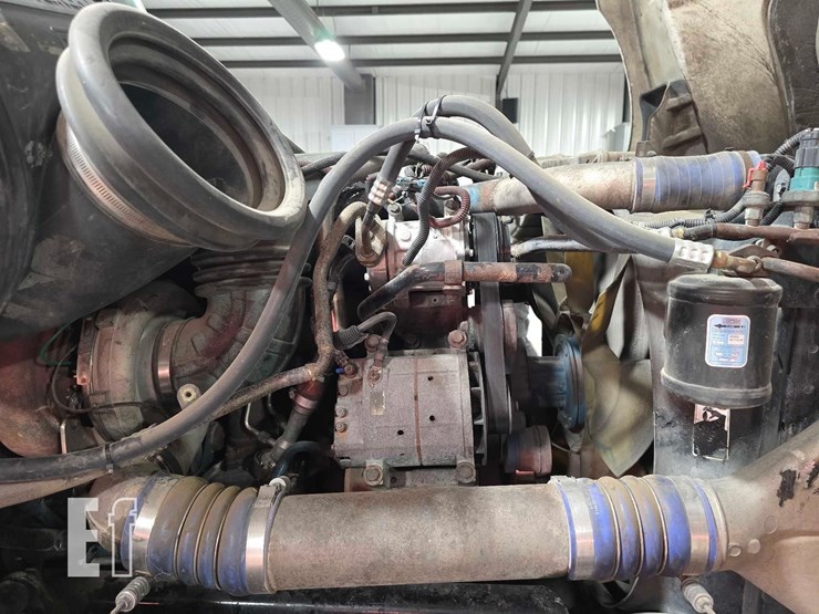 2009-freightliner-columbia-120-image-24