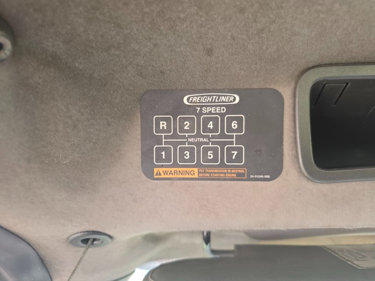 2005-freightliner-m2-106-image-52