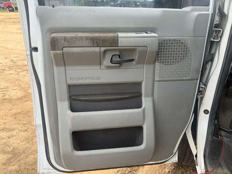 2013-ford-e350-image-13