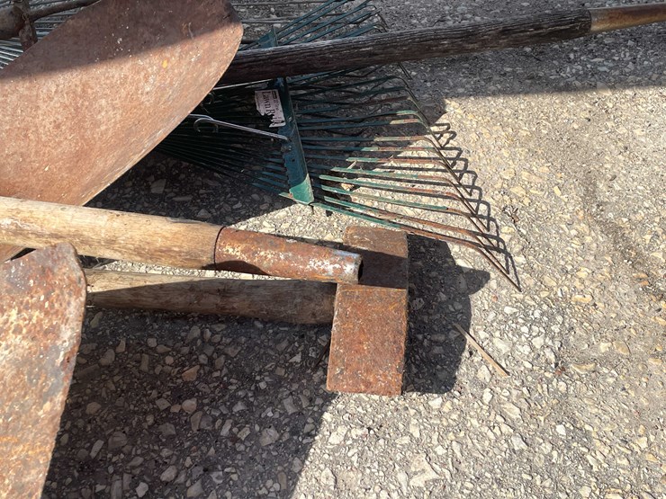 #7025-•-(11)-handled-yard-tools-(o4)-image-12
