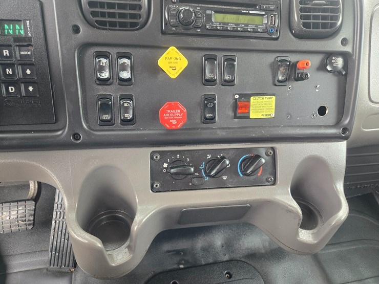 2012-freightliner-m2-106-image-75