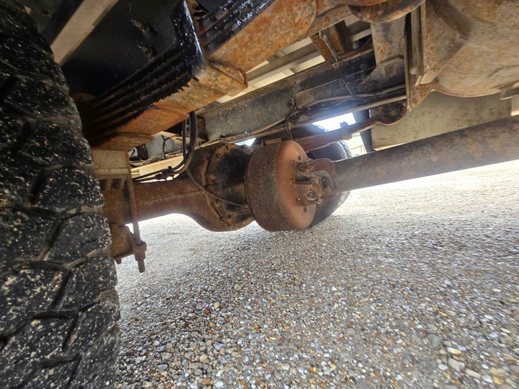 2010-freightliner-m2-106-image-90