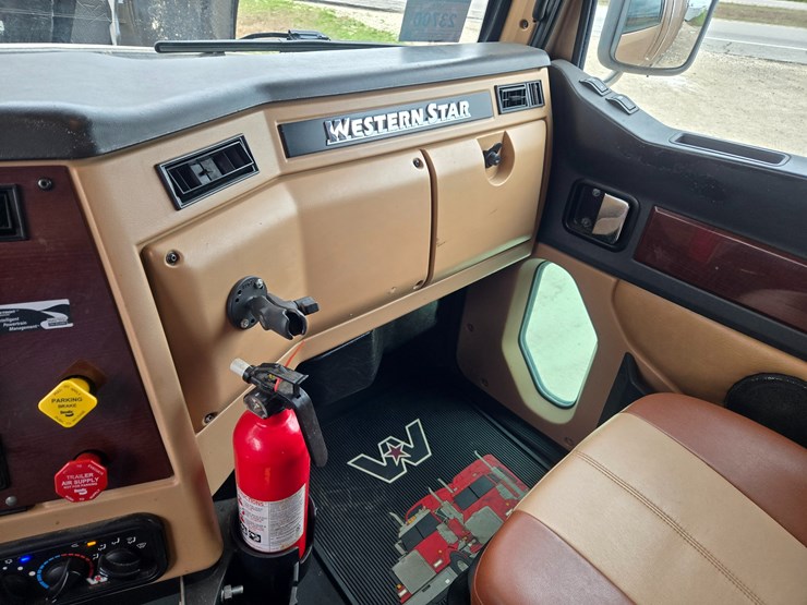 2017-western-star-5700xe-image-62