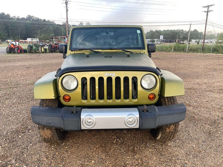 2010-jeep-wrangler-unlimited-sahara-image-5