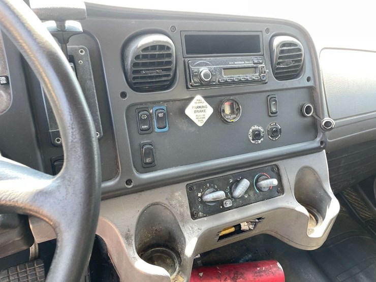 2016-freightliner-m2-106-image-13