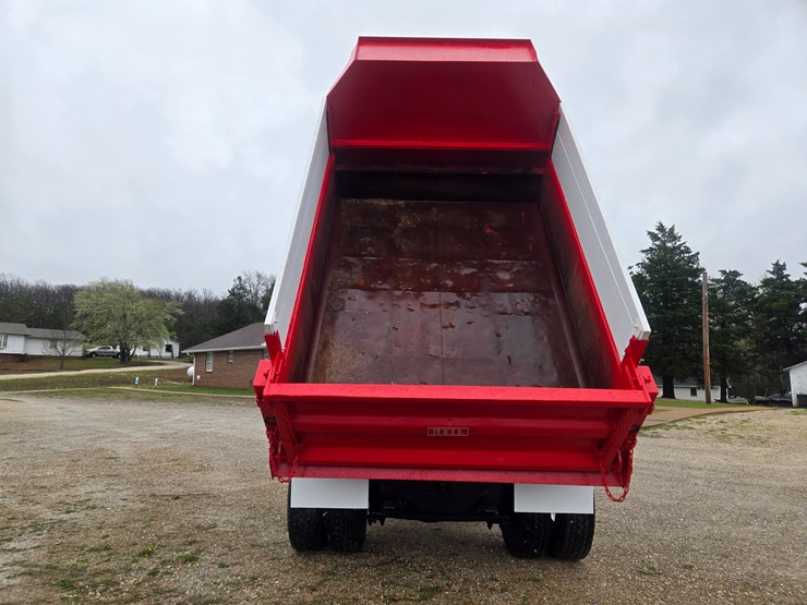 2012-freightliner-m2-106-image-28