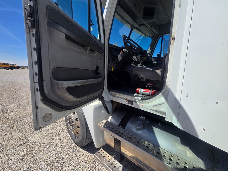 2006-freightliner-columbia-120-image-47