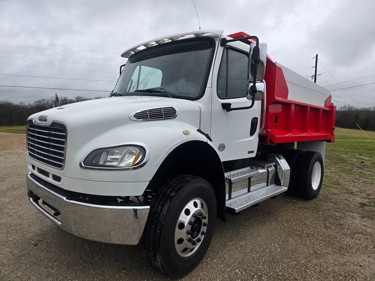 2012-freightliner-m2-106-image-3