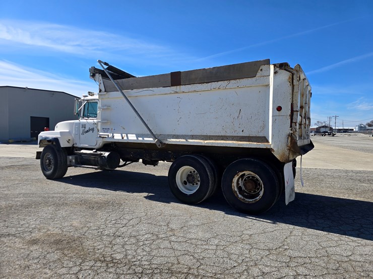 2001-mack-rd688s-image-9