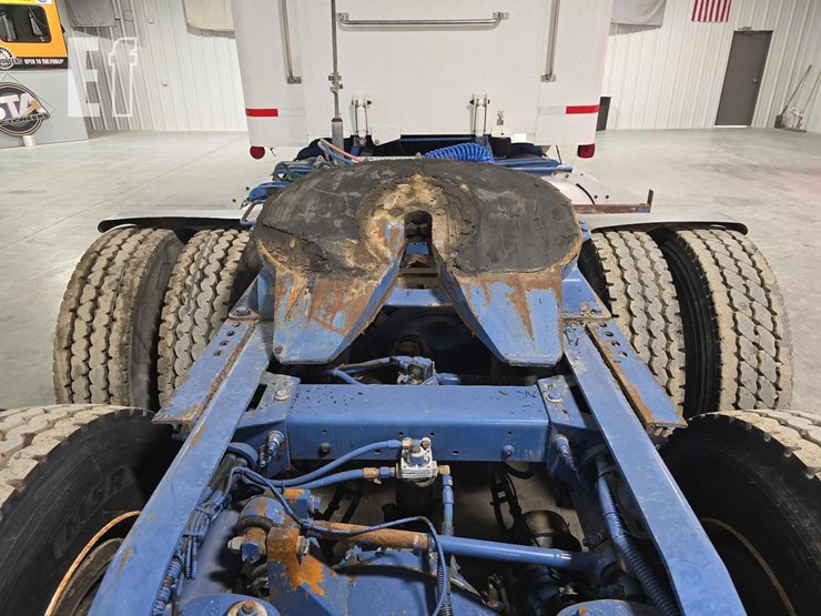 2009-peterbilt-367-image-17