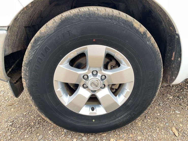 2011-nissan-frontier-sv-image-19