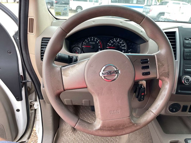 2011-nissan-frontier-sv-image-12