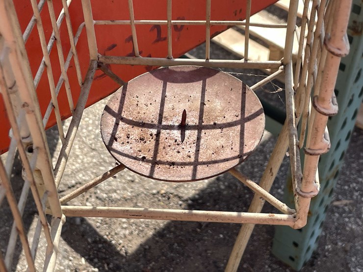 #7026-•-(8)-pieces-yard-art-decorations-(o4)-image-5