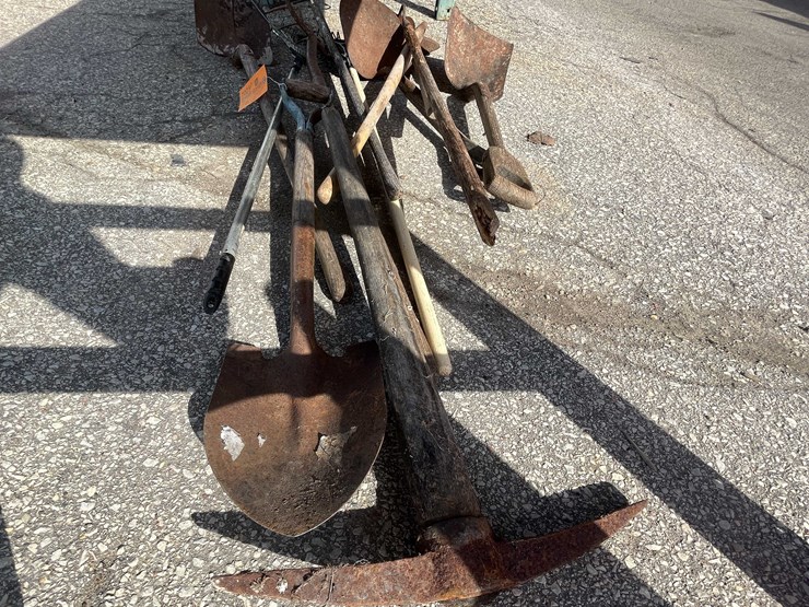 #7025-•-(11)-handled-yard-tools-(o4)-image-16