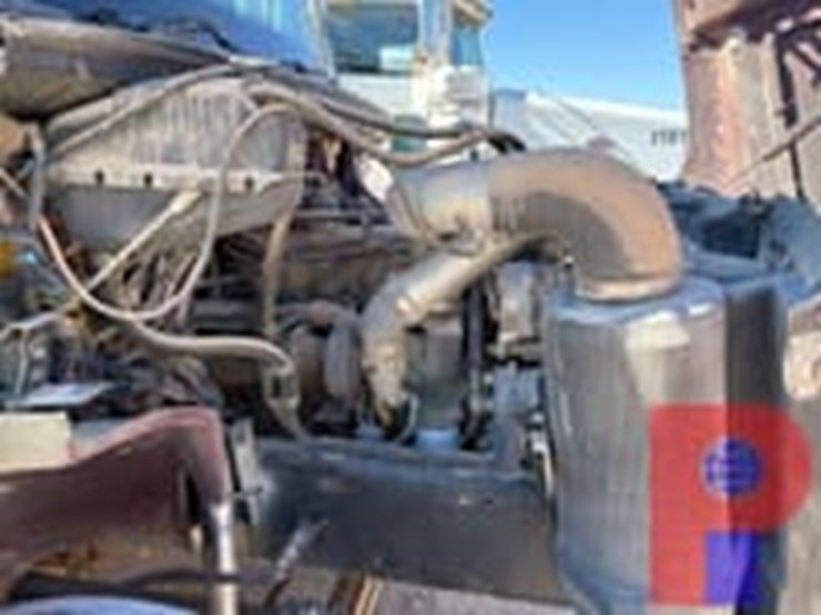 2001-freightliner-fl70-image-12