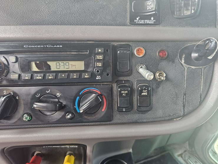 2012-peterbilt-384-image-84