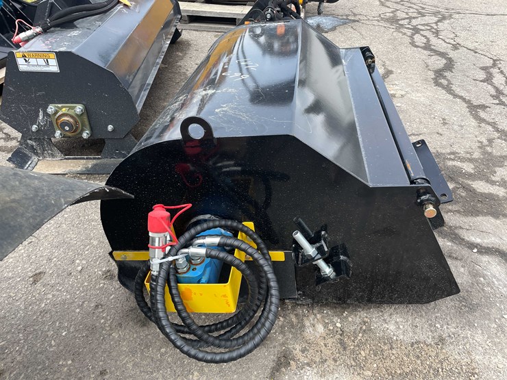 #7053-•-unused-giyi-mini-skid-steer-bucket-broom-(o10)-image-3