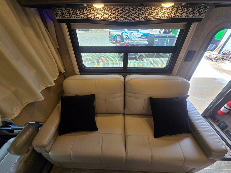 2020-ford-f550-image-31