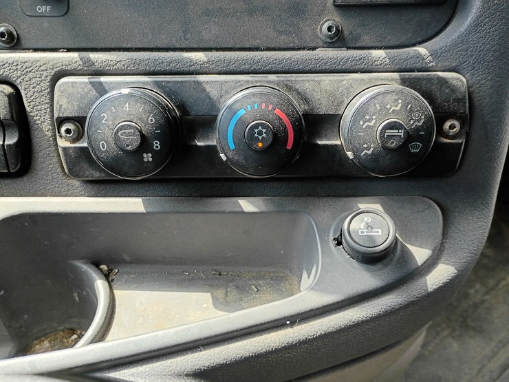 2009-freightliner-cascadia-125-image-56