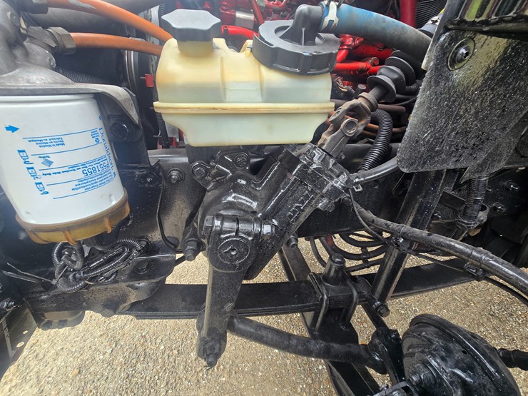 2012-freightliner-m2-106-image-37