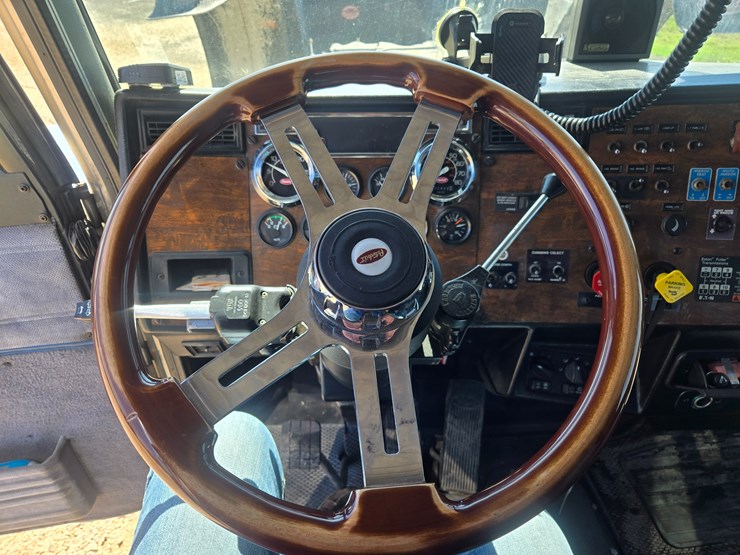 1996-peterbilt-377-image-66