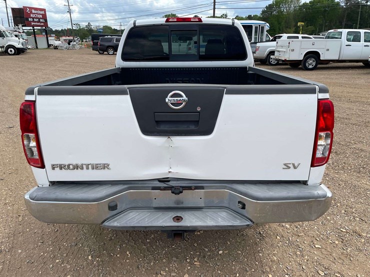 2011-nissan-frontier-sv-image-6