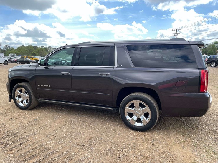 2015-chevrolet-suburban-image-2